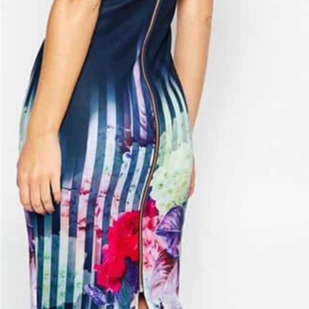 Ted Baker size 4 (US 8-10) Rimena Vespera Hydrangea midi pencil dress. - Picture 3 of 9